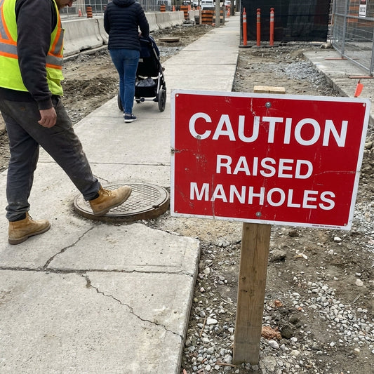 Caution Raised Manhole Sign – 600mm x 450mm – Rigid Plastic – Indoor/Outdoor